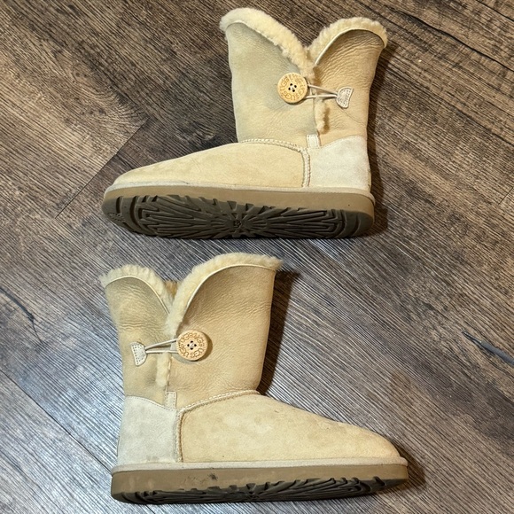 Ugg Bailey Button Close White Sand Women’s 7 Cozy Cream Shearling Women's Boots - Picture 1 of 13
